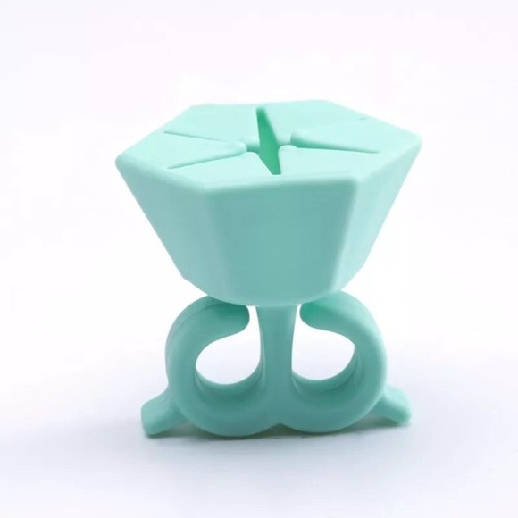 FINGER WEARABLE NAIL POLISH BOTTLE HOLDER - Picture 4 of 5